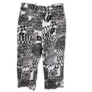 Chico's Women's Size 1 Medium Black and Whire Floral Geometric Capri Crop Pants